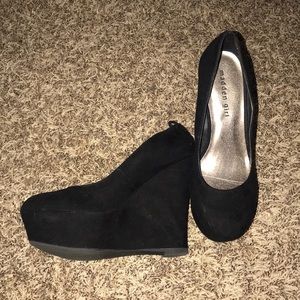 BLACK WEDGED MADDEN GIRL HEELS SIZE 6.5